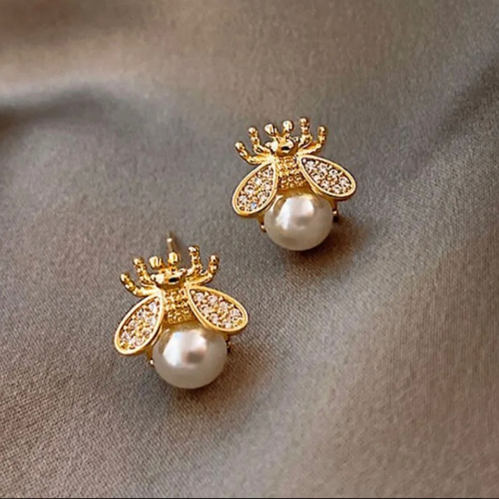 Gold Sweet honey bee artificial pearls rhinestones ear stud earrings. Gold